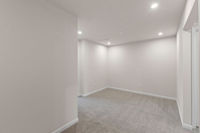 Building Photo - Like-New Townhome in Pristine, Move-In Ready Condition