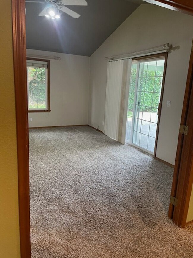 Building Photo - Quiet Peaceful 3 bedroom 2 bath Single Level home located in Central Point