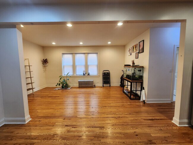 Building Photo - Large 2-bed/2-bath Apartment With Updated Kitchen and Large Living Room