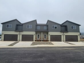 Building Photo - Modern 3 bedroom townhouse