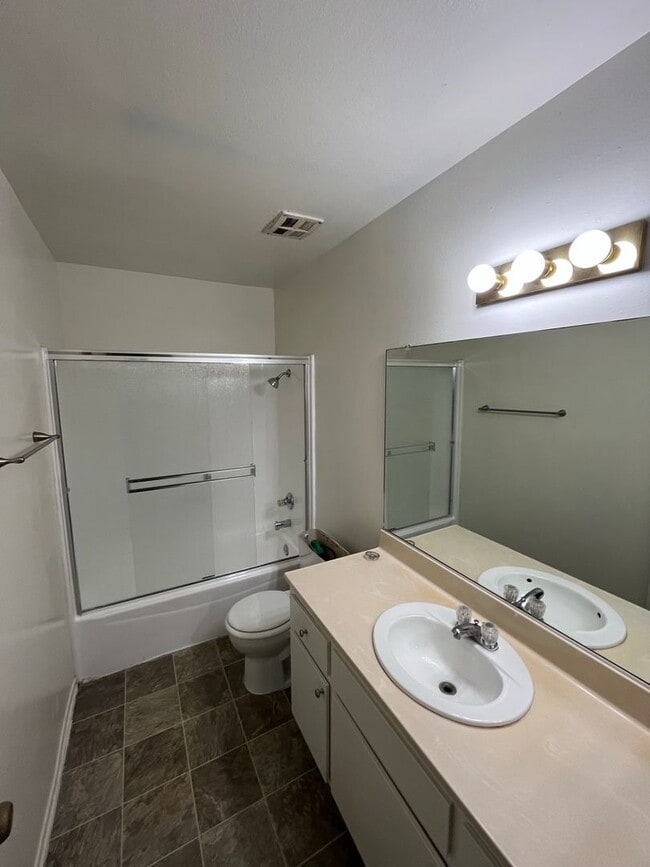 Building Photo - Beautiful 4 Bd Townhouse