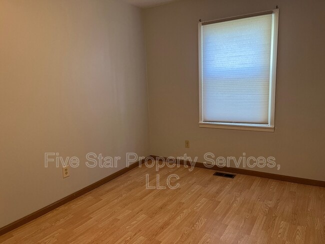 Building Photo - 402 N Iris Dr