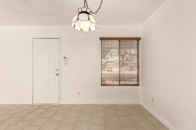 Building Photo - 5603 W Greenbriar Dr