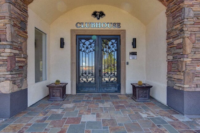 Building Photo - Ground Floor 2BD/2BA Condo in Gated Hender...