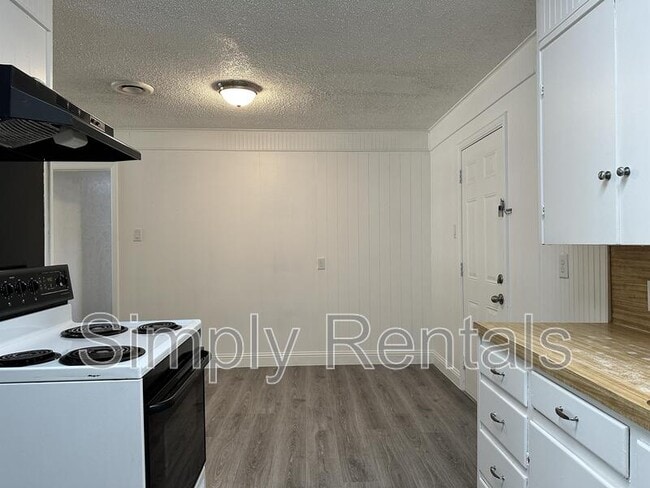 Building Photo - Poplar St 3211