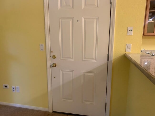 Building Photo - Beautiful upstairs condo with Washer and D...
