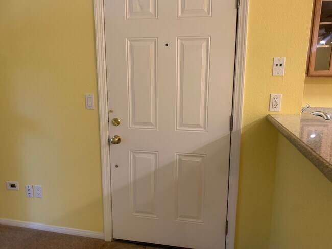 Building Photo - Beautiful upstairs condo with Washer and Dryer MOVE IN SPECIAL