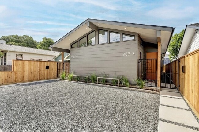 Building Photo - 907 Kern St