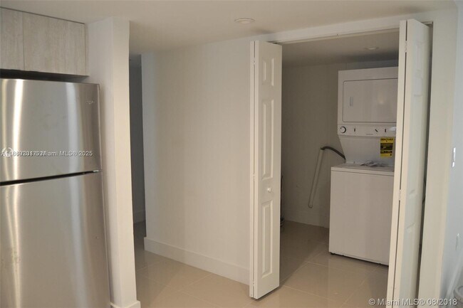 Building Photo - 9375 Fontainebleau Blvd