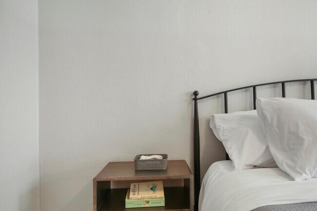 Building Photo - 915 W Pacific Ave