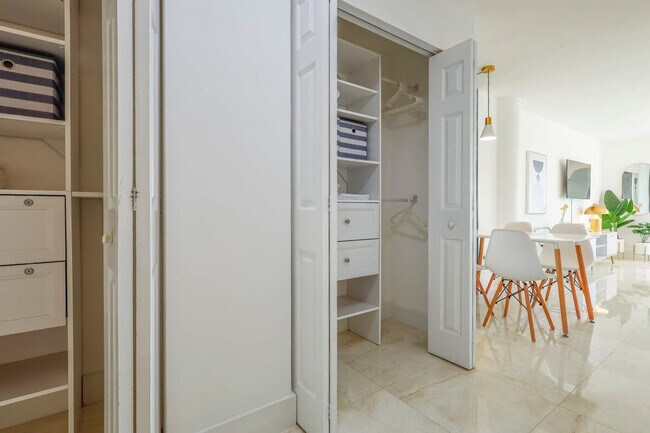 Building Photo - 212 West Dr