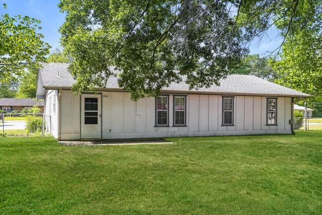 Building Photo - 896 Hacienda Dr