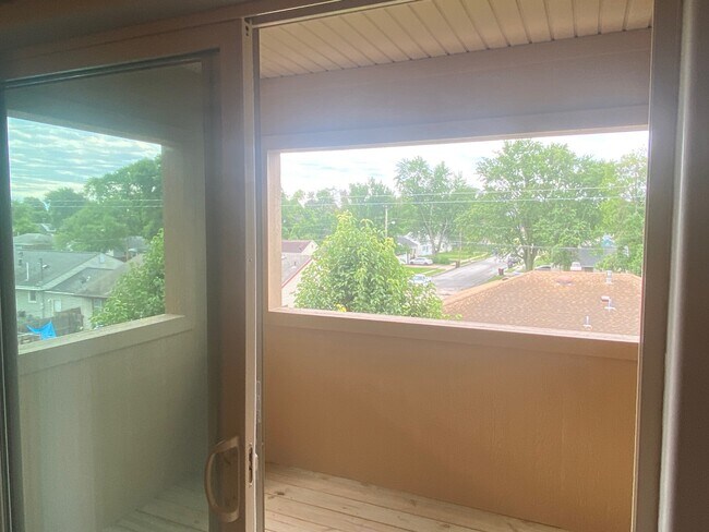 Building Photo - 1617 E Military Ave