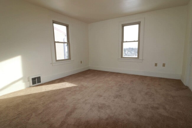 Building Photo - 3 Br. 1 Ba. House in Morgantown - Available 07/10/2026