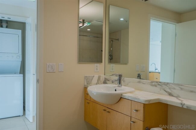 Building Photo - Beautiful 1Br/1Ba Downtown San Diego Condo In High-rise! Water Included! With Parking, Gym, Pool,...