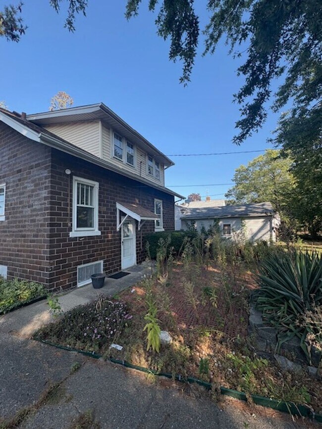 Building Photo - 3110 N Sherwood Ave