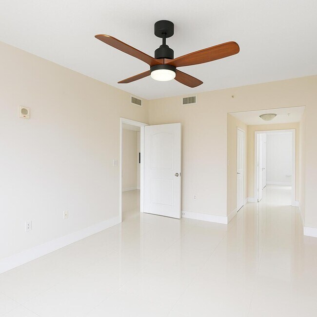 Building Photo - 250 NE 3rd Ave