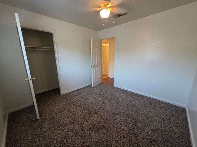 Building Photo - 4 bedroom single story near freeway & shop...