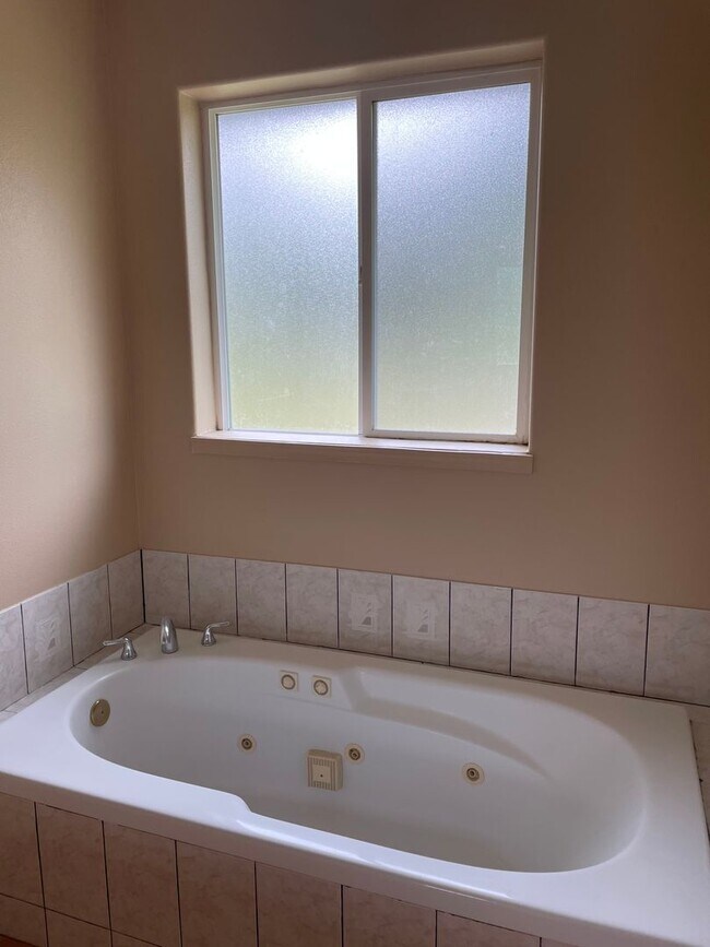 Building Photo - Beautiful 3 Bedroom Single Family Home With 2 Car Garage!