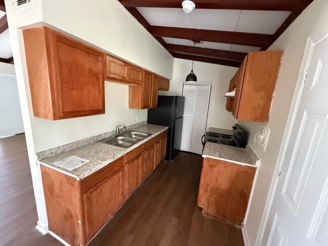 Building Photo - 211 Rugby Rd