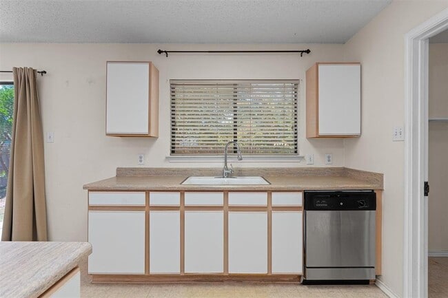 Building Photo - 1353 Lakeside Loop