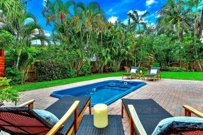 Building Photo - 830 SW 14th Ct