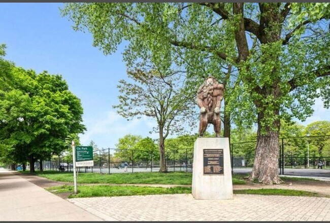 Building Photo - Spacious 3BR Condo in prime Lincoln Park l...