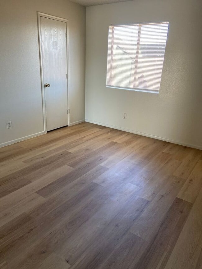 Building Photo - Bright 1 bed with front patio