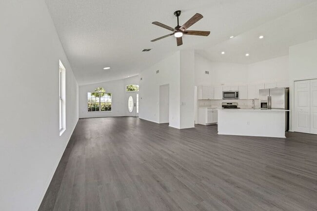 Building Photo - 529 Terranova Cir