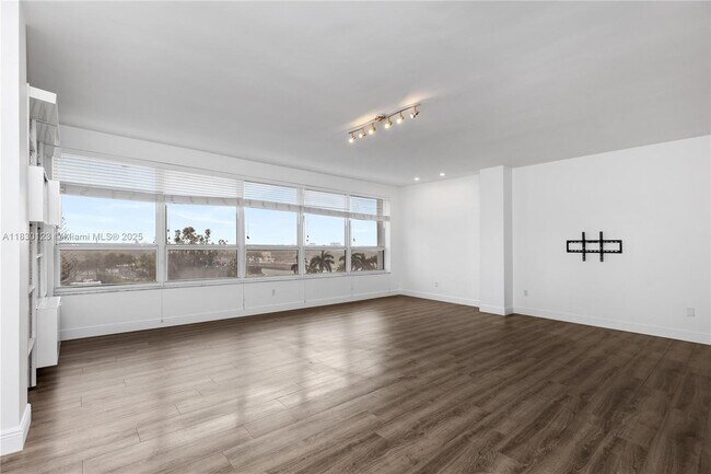 Building Photo - 4925 Collins Ave