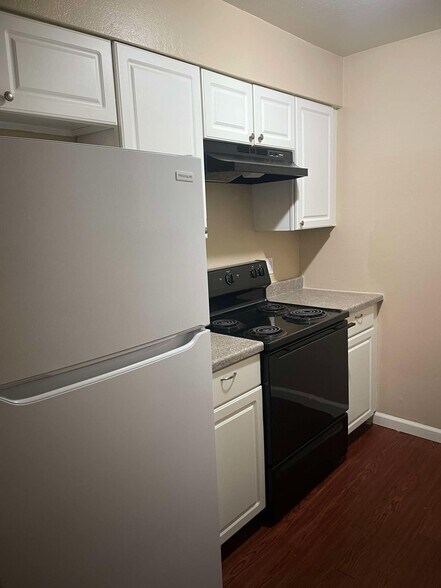 Building Photo - 1364 Hobart Dr