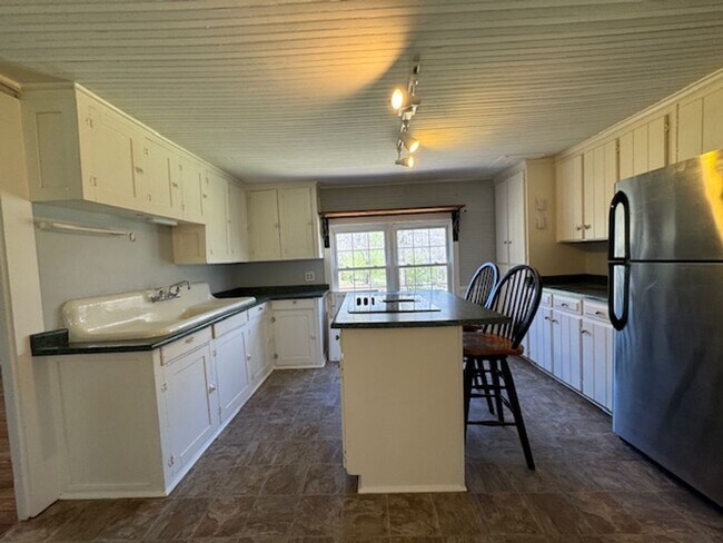 Building Photo - Farmhouse on 5 acres in Northern Greenville County with room for 2 horses and small farm animals!