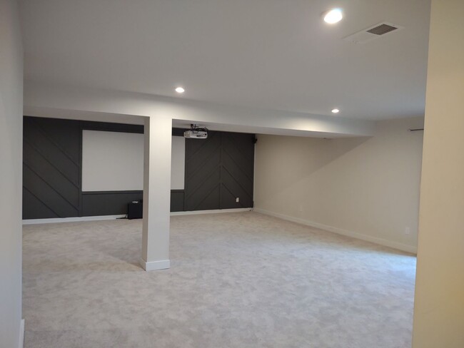 Building Photo - Superlative 6 Bedroom, 5 Bathroom Home in ...