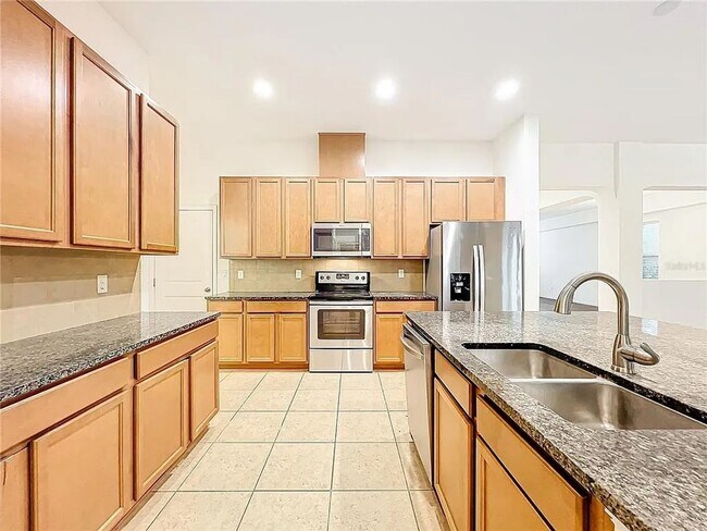 Building Photo - Spacious 5 Bedroom 4 Bathroom Home in Wind...