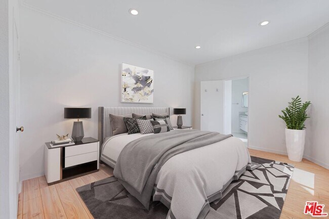 Building Photo - 832 Palm Ave