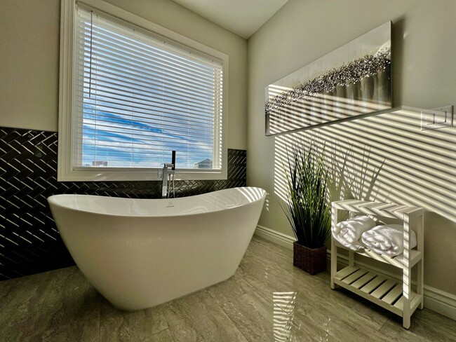 Building Photo - Luxury Home Incredible master suite Liberty Twp OH