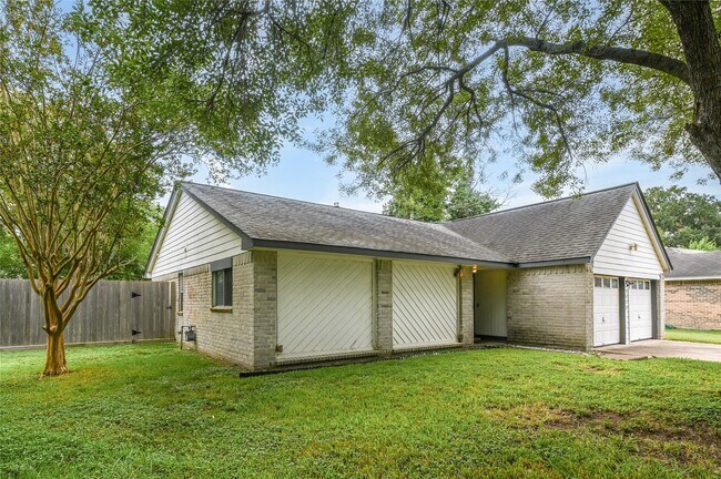 Building Photo - 2630 Hollymist Dr