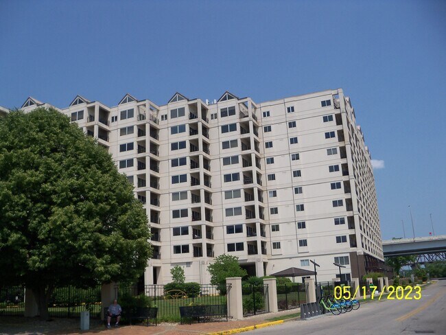 Building Exterior - 1 Riverpointe Plz