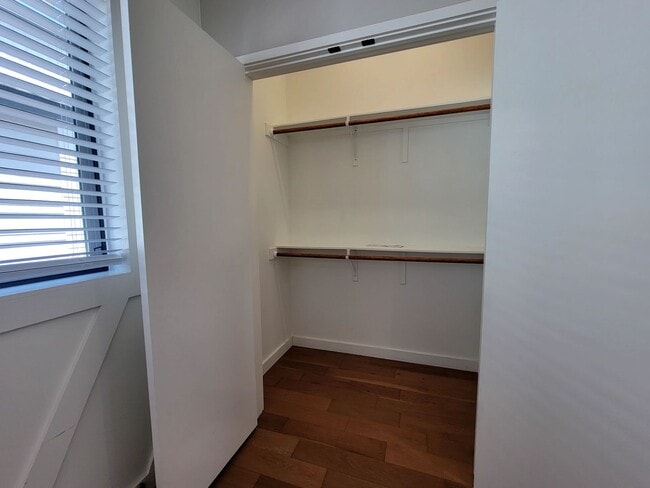 Building Photo - Modern 1/BR 1/BA with Tall Ceilings, Natur...