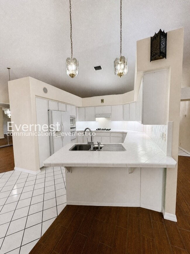 Building Photo - Spacious Living with Pool & Fitness Center Access | Available Now!
