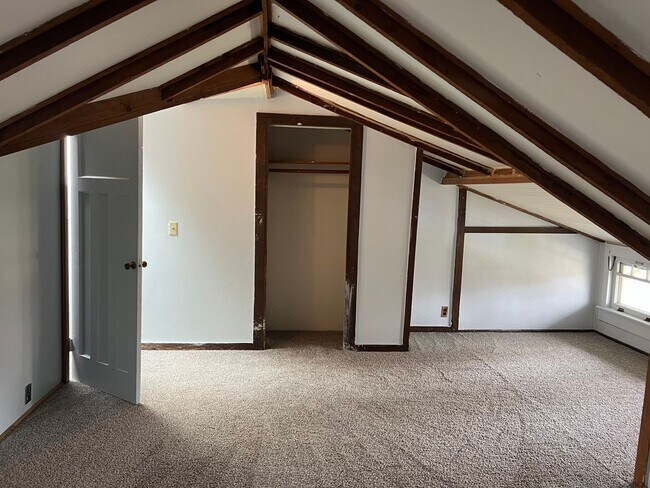 Building Photo - Beautifully updated 3 bedroom 1 bath duple...
