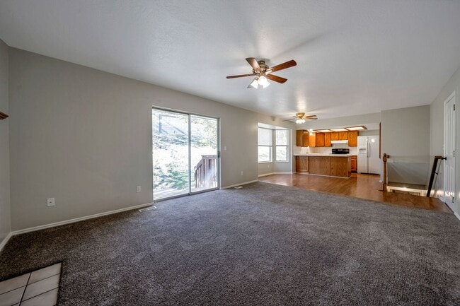 Building Photo - Spacious Sandy Rambler w 2 car attached