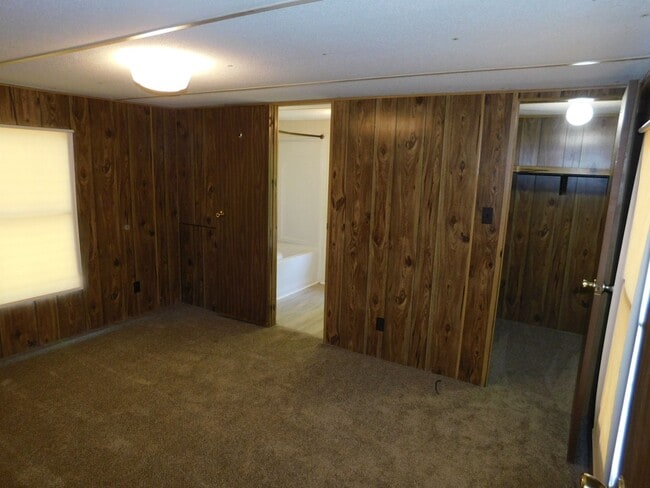 Building Photo - 358 White Oak Dr