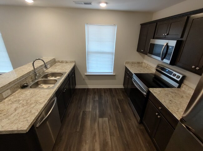 Building Photo - Move in Ready! Easy & Quick move-in process