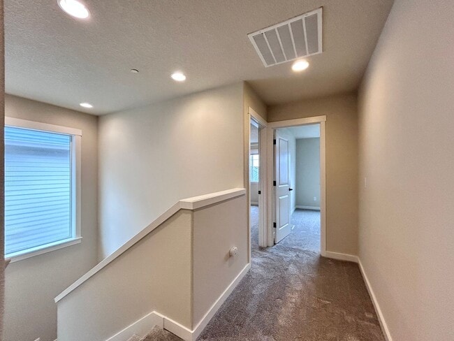 Building Photo - Incredibly Large 4 Bed 2.5 Bath Charmer!