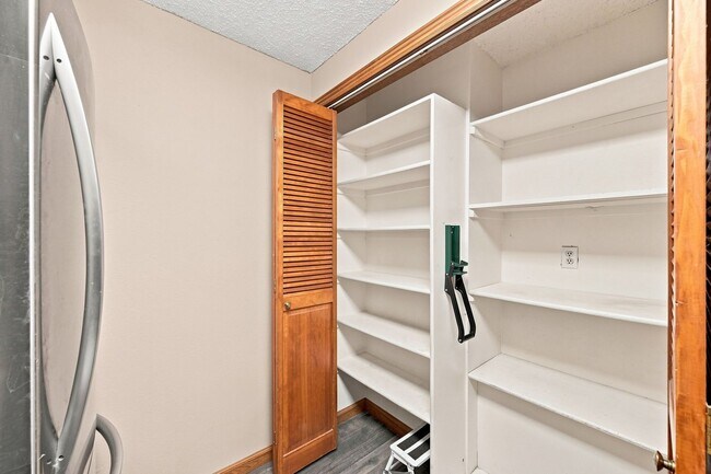 Building Photo - 3 bed, 3 full bath - perfect for roommates!