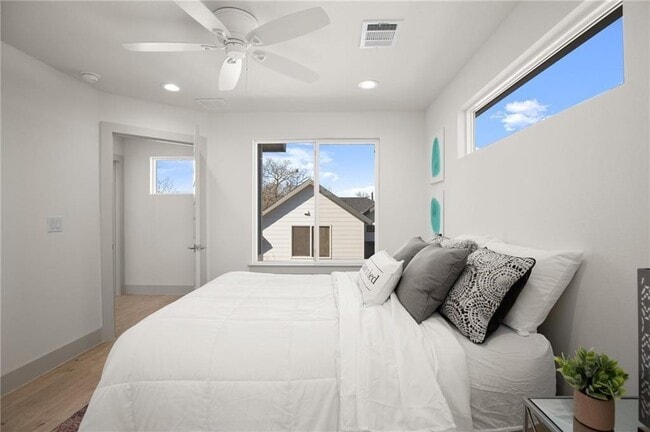 Building Photo - 2413 E 9th St