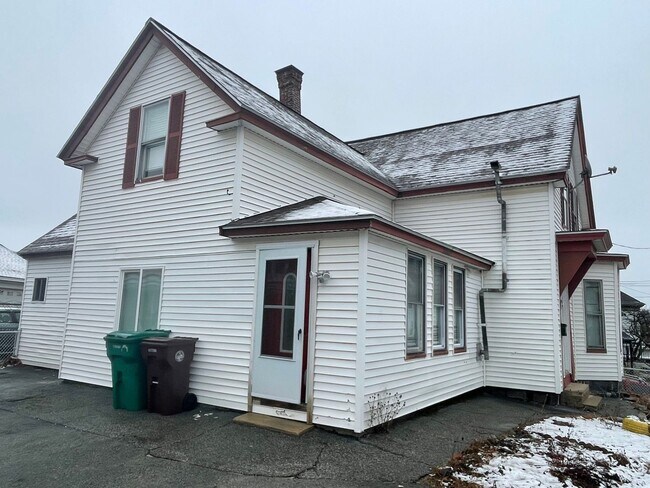 Building Photo - Bright, Spacious Single Family in Central Lowell, 4/5 Bedrooms, Off-street parking