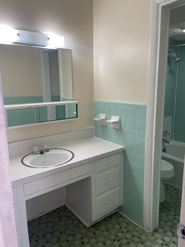 Building Photo - College View Apartments