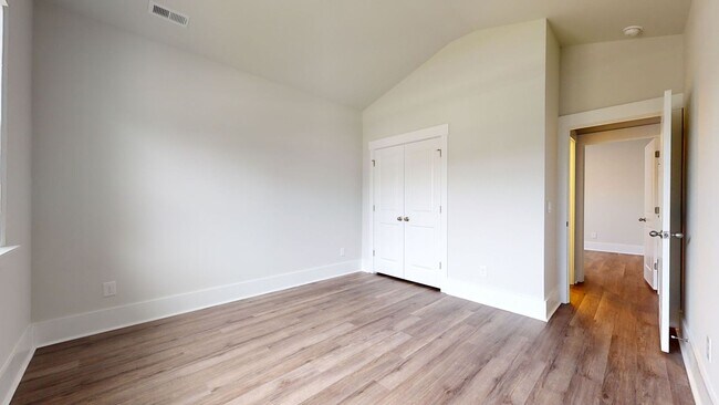 Building Photo - 3 Bedroom Home in WATERSIDE!